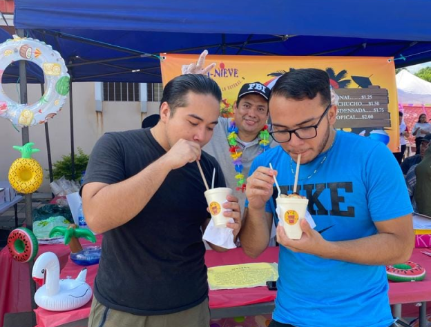 Cliente disfrutando Fruty-Nieve